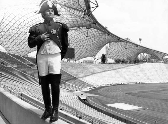 Trainer Dettmar Cramer (FC Bayern München) als Kaiser Napoleon I. von Frankreich im Münchner Olympiastadion