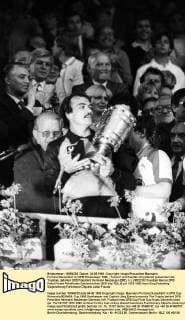 Fortuna Düsseldorf ist DFB Pokalsieger 1980 - Torwart und Kapitän Jörg Daniel präsentiert die Trophäe, dahinter DFB Präsident Hermann Neuberger (BRD, li.)