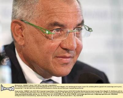 VfL wolfsburg Saison 2012 2013 Fussball Bundesliga Herren Trainer Felix Magath ( VfL Wolfsburg) mit seiner neuen VfL wolfsburg Brille ( gestell mit vereinslogo und in grün)