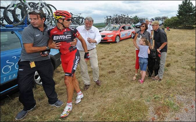 Philippe Gilbert (BEL BMC Racing) echauffiert sich nach seinem Sturz, der von einem Hund ausgelöst worden war CYCLISME: Tour de France 2012 - Etappe 18: Blagnac to Brive la Gaillarde - 20 07 2012 xPHOTONEWSx 