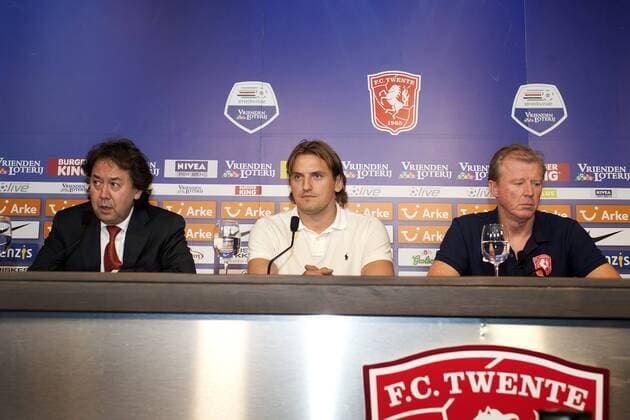 Dmitri Bulykin of FC Twente. (L-R) Joop Munsterman (President),Dmitri Bulykin,coach Steve McClaren. New FC Twente player xVIxxIVx 1036224