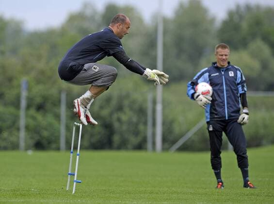 21.07.2012, Fussball 2.Bundesliga Saison 2012 13, Trainingslager 1860 München, Training am Vormittag, Torwart Timo Ochs (1860) beobachtet seinen Teamkollegen Torwart Gabor Kiraly (li, 1860) der hier die Hürde nimmt.
