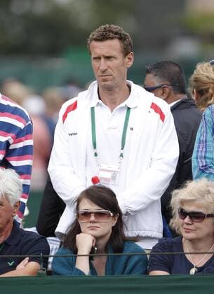 Wimbledon Championships 2012 AELTC,London, ITF Grand Slam Tennis Tournament, Davis Cup Kapitän Patrik Kühnen (GER) steht zwischen Zuschauer an einem Aussenplatz und beobachtet ein Spiel,Coach,Trainer,Halbkoerper,Hochformat,,