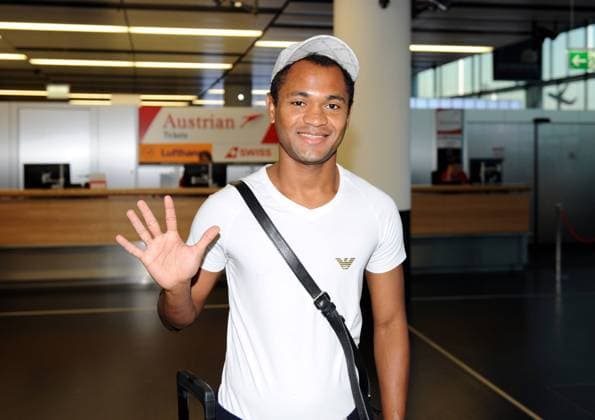Fussball, Herren, Saison 2012 2013, 2. Bundesliga, Hertha BSC, Trainingslager in Stegersbach (Österreich), Raffael flog am Morgen vom Flughafen Wien mit Berater Dino Lamberti zum Medizin-Check bei Dynamo Kiew, im Bild: v. l. Raffael nach dem Check-In, 26.07. 2012,
