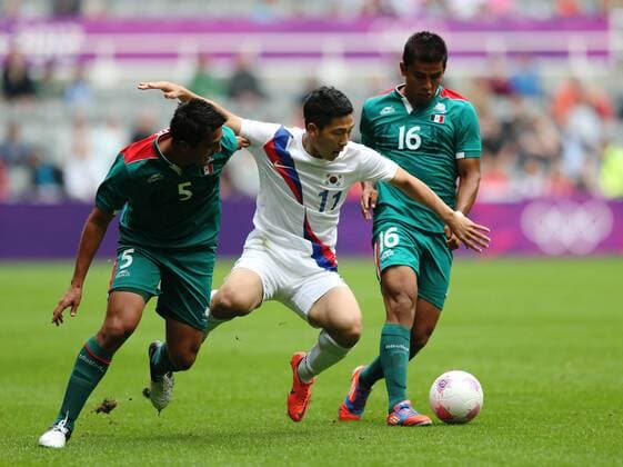 (120726) -- NEWCASTLE, July 26, 2012 (Xinhua) -- Nam Taehee of South Korea breaks through during the preliminary round Group B match of men s football between South Korea and Mexico, in Newcastle, Britain, July 26, 2012. The game ended in a 0-0 draw. (Xinhua Wang Shen) (OLY2012)BRITAIN-LONDON-FOOTBALL-MEN-GROUP B-MEX VS KOR 