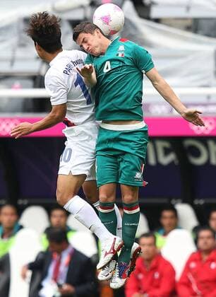 (120726) -- NEWCASTLE, July 26, 2012 (Xinhua) -- Hiram Mier of Mexico heads the ball during the preliminary round Group B match of men s football between South Korea and Mexico, in Newcastle, Britain, July 26, 2012. The game ended in a 0-0 draw. (Xinhua Wang Shen) (OLY2012)BRITAIN-LONDON-FOOTBALL-MEN-GROUP B-MEX VS KOR 
