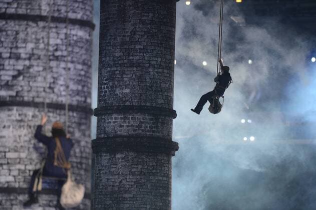 (120727) -- LONDON, July 27, 2012 (Xinhua) -- Photo taken on July 27, 2012 shows the art performance depicting the Industrial Revolution during the opening ceremony of the London 2012 Olympic Games at the Olympic Stadium in London, Britain. The 30th summer Olympic Games opened here Friday. (Xinhua Yang Lei) (zgp) (OLY2012)BRITAIN-LONDON-OPENING CEREMONY 