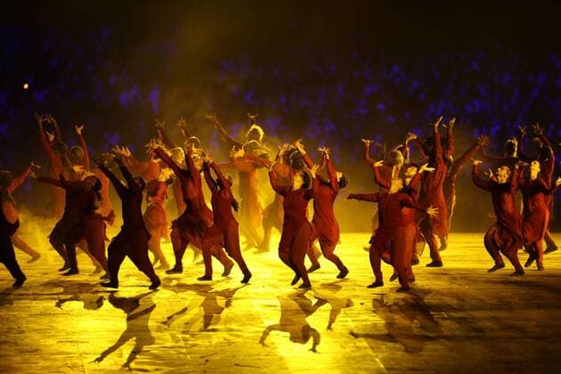 Artists perform during the Opening Ceremony of the London 2012 Olympic Games at the Olympic Stadium in London, Britain, July 27, 2012. (Xinhua Fei Maohua)(ly) (OLY2012)BRITAIN-LONDON-OPENING CEREMONY 