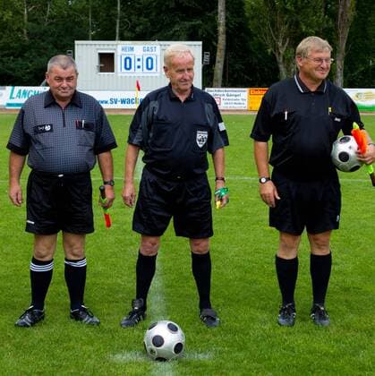 Referee Adolf Prokop (DDR,Deutschland - Oldstarsspiel SV Wacker Helbra vs. Dynamo Dresden Oldies auf dem Sportplatz in Helbra - Aktion,28.07.2012,Deutschland,Fußball,Mann,Männer