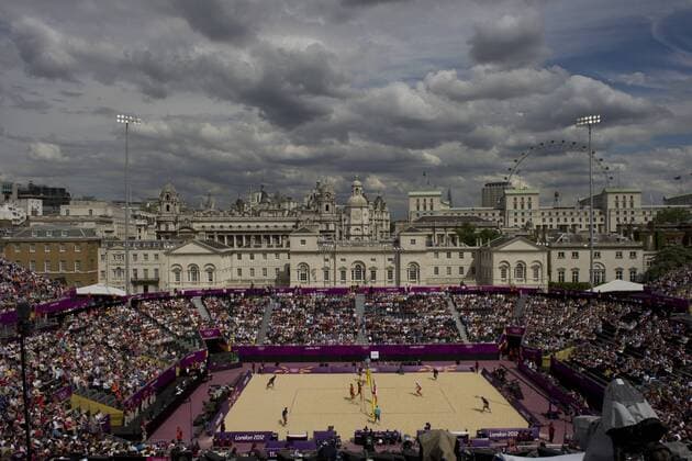Das Beachvolleyball Stadion wunderschön gelegen an der Horse Guards Parade mit dem London Eye im Hintergrund am 28.07.2012. Olympische Sommerspiele London 2012. -- Olympic Summer Games London 2012,