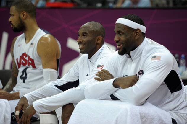 29.07.2012, Olympische Sommerspiele 2012 in London, Basketball in der Basketball Arena, USA - Frankreich, Kobe Bryant (li, USA) und Lebron James (re, USA) auf der Bank.