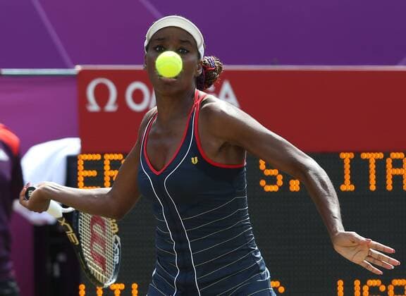 Olympiade,Wimbledon,AELTC,London 2012 Olympic Tennis Tournament, Venus Williams (USA) konzentriert sich auf den Ball,Aktion,Einzelbild,Halbkoerper,Querformat,Konzentration,kurios,witzig,