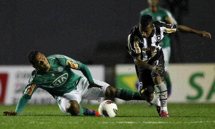 Artur da S.E. Palmeiras - Vitor Junior do Botafogo F.R. S.E. Palmeiras Sao Paulo (SE) - Botafogo Futebol e Regatas Rio de Janeiro. Copa Sulamericana. Barueri SP, Brasil - 01 08 2012. x(5)xCesarxGrecox xFotoarenax  (10905)