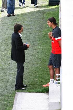 Leonardo (Directeur Sportif Paris Saint Germain)et Zlatan Ibrahimovic FOOTBALL : Entrainement Paris Saint Germain - 03 08 2012 GwendolineLeGoff Panoramic 