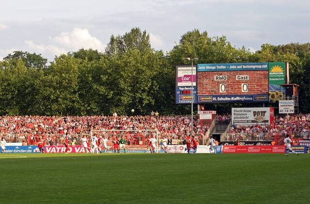 Fußball, Stadiongeschichte Rot-Weiß Oberhausen 03.08.2012, Oberhausen, Fussball, Regionalliga, RW Oberhausen. Volle Ränge beim Derby in Oberhausen beim Spiel RWO, etwa 14.000 Zuschauer finden am ersten Spieltag der Regionalliga den Weg ins Stadion Niederrhein.