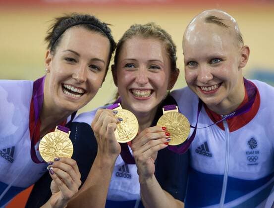 04.08.2012, Velodrome, London, GBR, Olympia 2012, Radsport, Bahn, Team Verfolgung, Damen, im Bild v.l. Dani King, Laura Trott and Joanna Rowsell (GBR, Gold Medaille) am Podium