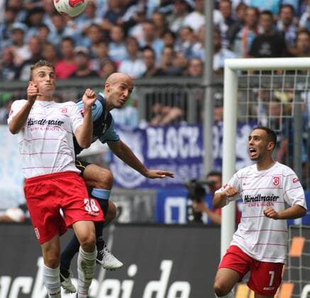 Necat Aygün (TSV 1860 München) gegen Philipp Ziereis (li.) und Abdenour Amachaibou (SSV Jahn Regensburg) Fussball 2. BL München Allianz Arena 04.08.2012 TSV 1860 München - SSV Jahn Regensburg