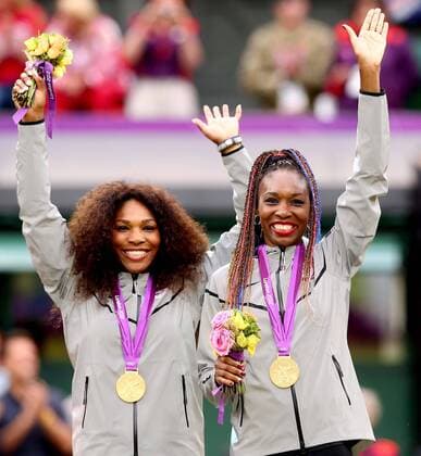 (120805) -- LONDON, Aug. 5, 2012 (Xinhua) -- Venus and Serena Williams (L) pose at awarding ceremony of women s tennis doubles, at London 2012 Olympic Games in London, Britain, on August 5, 2012. (Xinhua Chen Jianli) (zgp) (OLY2012)BRITAIN-LONDON-TENNNIS-WOMEN S DOUBLES 