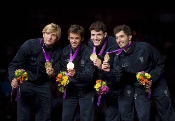 Valerio ASPROMONTE, Giorgio AVOLA, Andrea BALDINI, Andrea CASSARA (alle ITA vlnr) praesentieren ihre Goldmedaille. 10.Wettkampftag: Herren Florett Team Finale Italien im ExCel Center am 05.08.2012. Olympische Sommerspiele London 2012. -- Olympic Summer Games London 2012,