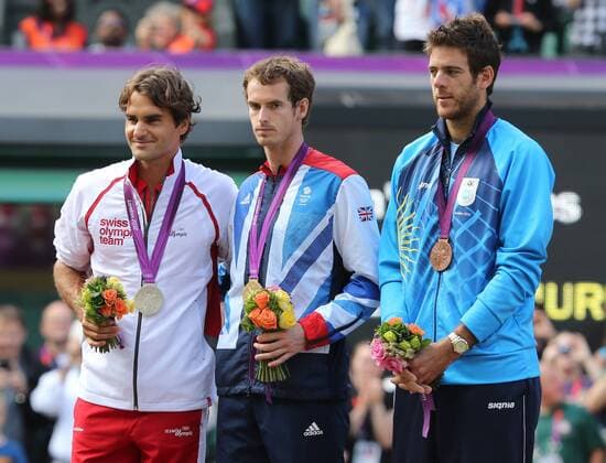 Olympiade,Wimbledon,AELTC,London 2012 Olympic Tennis Tournament, Herren Einzel Finale, Siegerehrung,Präsentation, Roger Federer (SUI) mit der Silbermedaille,Andy Murray (GBR) mit der Goldmedaille und Juan Martin del Potro (ARG) mit der Bronzemedaille,Halbkörper,Querformat,