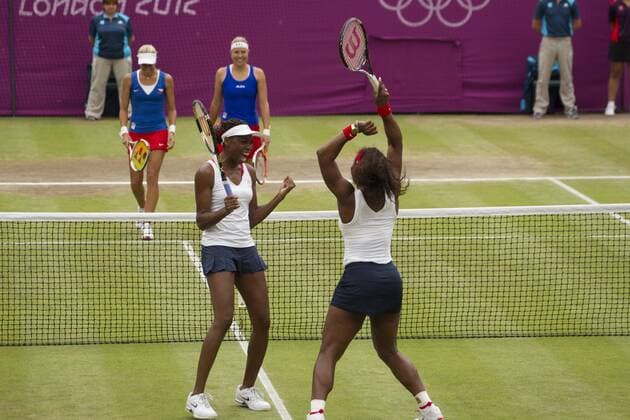 Serena WILLIAMS, USA, vorn, und Venus WILLIAMS, USA, jubeln, Jubel, Freude, Begeisterung, 1. Platz, Olympiasieger, Tennis, Finale Doppel der Frauen, Tennis - Finale - Damen Doppel - Olympische Sommerspiele 2012 in London, am 05.08.2012 in London Wimbledon Grossbritannien.