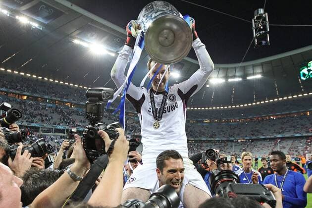 Fussball Champions League CL 2011 12 - Finale - 19.05.2012 - FC Bayern München FCB vs. FC Chelsea . Torwart Petr Cech (Chelsea) wird mit dem Pokal auf den Schultern seiner Mitspieler getragen.