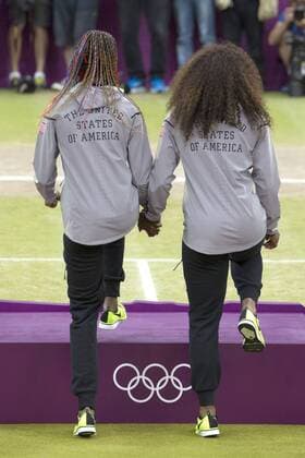 Serena WILLIAMS, USA, rechts, und Venus WILLIAMS, USA steigen das Siegerpodest hinauf, 1. Platz, Olympiasieger, Siegerehrung, Medal Ceremony, Tennis, Finale Doppel der Frauen, Tennis Women s Doubles WILLIAMS Serena WILLIAMS Venus (USA), Olympische Sommerspiele 2012 in London, am 05.08.2012 in London Wimbledon Grossbritannien.