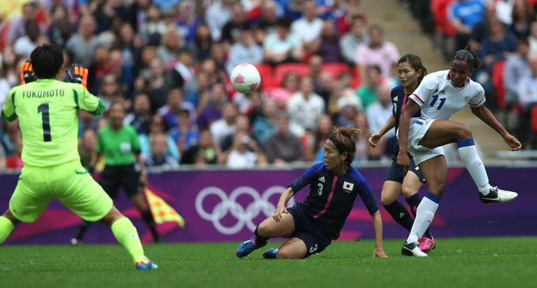 (120806) -- LONDON, Aug. 6, 2012 (Xinhua) -- Delie Marie-Laure of France (1st R) shoots during the women s footbal semifinal match between France and Japan at London 2012 Olympic Games, London, Britain, Aug. 6, 2012. (Xinhua Fei Maohua) (OLY2012)BRITAIN-LONDON-FOOTBALL-FRANCE VS JAPAN 