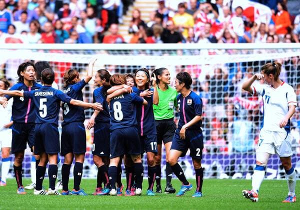 Yuki OGIMI (jap) - Gaetane THINEY (fra) FOOTBALL FEMININ : France vs Japon - JO2012 - 06 08 2012 AnthonyBibard FEP Panoramic 