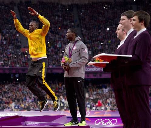 Usain BOLT (JAM li) jubelt bei der Siegerehrung fuer den 100 Meter Lauf - Justin GATLIN (USA rechts) beobachtet ihn dabei. 11.Wettkampftag: Siegerehrung fuer den 100 Meter Lauf im Olympiastadion am 06.08.2012. Olympische Sommerspiele London 2012. -- Olympic Summer Games London 2012,
