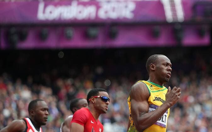 (120807) -- LONDON, Aug. 7, 2012 (Xinhua) -- Usain Bolt (R) of Jamaica competes during men s 200m heat at London 2012 Olympic Games, London, Britain, Aug. 7, 2012. Bolt advanced to semifinal with 20.39. (Xinhua Li Ming)(zgp) (OLY2012)BRITAIN-LONDON-MEN S 200M-HEAT 
