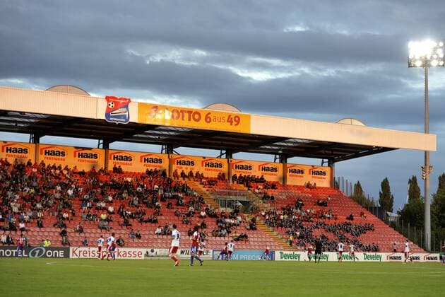 Fußball, Stadiongeschichte SpVgg Unterhaching SpVgg Unterhaching, Sportpark-Arena Unterhaching im Abendlicht,