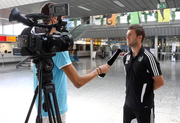 FUSSBALL - EL Quali, Legia vs Ried, Vorberichte, Anreise LINZ,AUSTRIA,08.AUG.12 - FUSSBALL - UEFA Europa League, Qualifikation, Legia Warschau vs SV Ried, Vorberichte, Abflug der Mannschaft von Ried vom Flughafen Linz-Hoersching. Bild zeigt Andreas Schicker (Ried) beim Sky-Interview. 