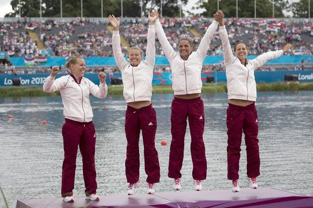 Siegerehrung: Jubel Team Ungarn, 1. Platz, mit SZABO Gabriella, KOZAK Danuta, KOVACS Katalin, FAZEKAS Krisztina (HUN), Kanu, Vierer Kajak der Damen 500 m, K4, Finale, am 08.08.2012. Olympische Sommerspiele 2012 in London vom 27.07. - 12.08.2012 in London Grossbritannien.