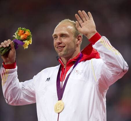 Robert Harting (GER) bekommt seine Goldmedaille. 13.Wettkampftag: Siegerehrung Diskuswerfen der Herren im Olympiastadion am 07.08.2012. Olympische Sommerspiele London 2012. -- Olympic Summer Games London 2012,