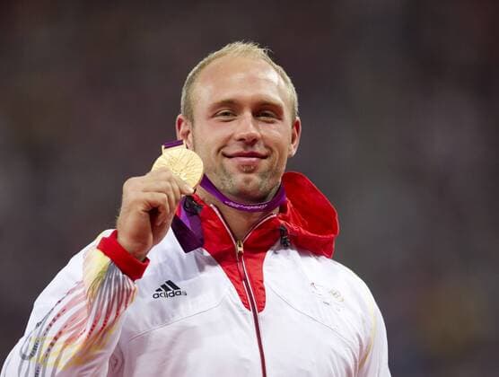 Robert Harting (GER) bekommt seine Goldmedaille. 13.Wettkampftag: Siegerehrung Diskuswerfen der Herren im Olympiastadion am 07.08.2012. Olympische Sommerspiele London 2012. -- Olympic Summer Games London 2012,