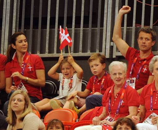 London, Basketball Arena, Großbritannien 8.8.2012, Handball, Männer, Olympia 2012 Schweden - Dänemark 24 - 22, Dänemarks Königein Margrethe (unten rechts) und darüber Sohn Kronprinz Frederik mir Frau Mary, dazwischen ihre Kinder.