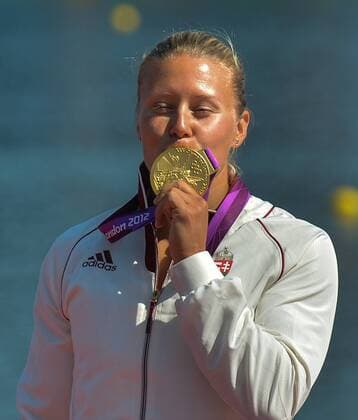 Gold medalist Danuta Kozak of Hungary attends victory ceremony of women s kayak single (k1) 500m competition of Canoe Sprint event, at London 2012 Olympic Games in Britain, on August 9, 2012. (Xinhua Cheng Min) (nxl) (OLY2012)BRITAIN-LONDON-CANOE SPRINT-WOMEN S KAYAK SINGLE (K1) 500M 
