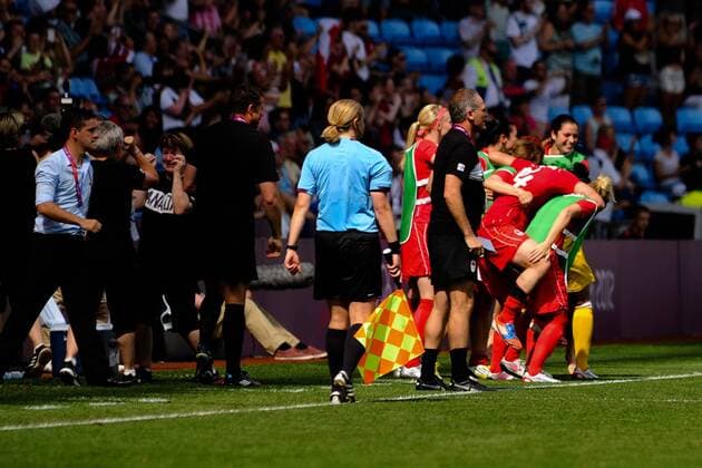 09.08.2012 Coventry, England. Rhian WILKINSON (Canada) scores the winning goal and the canada bench go crazy during the Olympic Football Women s Bronze match play-off game between France and Canada from the City of Coventry Stadium xAnthonyxStanleyx  ActionPlus11314546