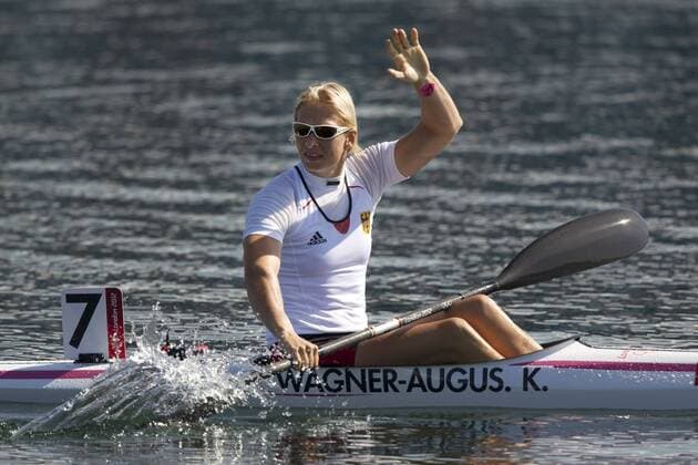 Katrin WAGNER-AUGUSTIN, GER winkt zu den Zuschauern, enttaeuscht, Enttaeuschung, Kanu, Einer Kajak der Frauen 500m, K2, Kayak, Single 500m women, Finale, am 09.08.2012. Olympische Sommerspiele 2012 in London vom 27.07. - 12.08.2012 in London Grossbritannien. Â