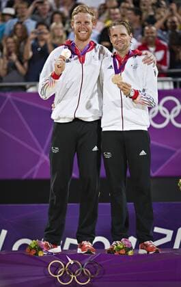 London, 09.08.2012, Olympische Sommerspiele Olympiasieger Jonas Reckermann Julius Brink (R) mit Goldmedaille Beachvolleyball Finale Olympia 2012 Deutschland vs. Brasilien 2:1.