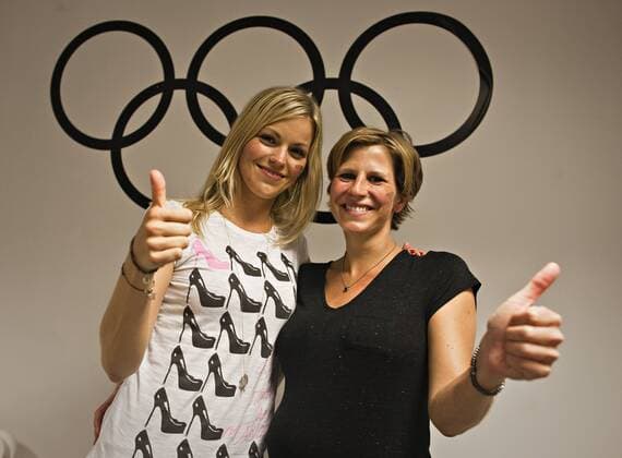London, 09.08.2012, Olympische Sommerspiele: Verena, die Freundin von Julius Brink (links) und Katja, die Ehefrau von Jonas Reckermann (rechts) Beachvolleyball Finale Olympia 2012 Deutschland vs. Brasilien 2:1.