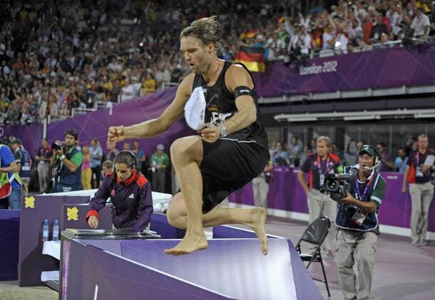 09.08.2012, Olympische Sommerspiele 2012 in London, Beachvolleyball Finale Herren, Brasilien - Deutschland. Jubel nach dem entscheidenden Punkt, Julius Brink (GER) springt über die Bande.