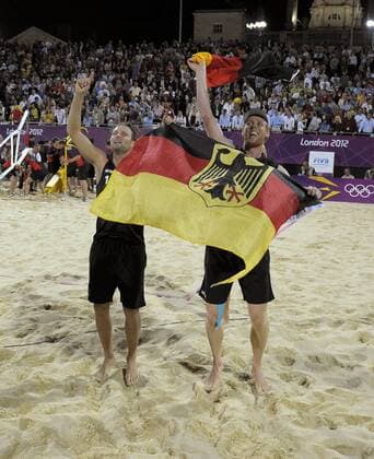 09.08.2012, Olympische Sommerspiele 2012 in London, Beachvolleyball Finale Herren, Brasilien - Deutschland. Jubel nach dem Sieg mit der Deutschlandflagge, li: Julius Brink (GER) re: Jonas Reckermann (GER).