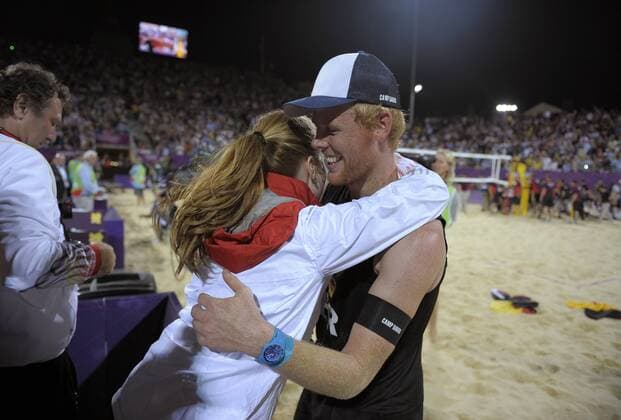 09.08.2012, Olympische Sommerspiele 2012 in London, Beachvolleyball Finale Herren, Brasilien - Deutschland. Jonas Reckermann (GER) umarmt eine Frau.