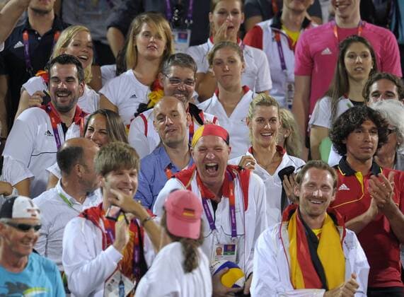 09.08.2012, Olympische Sommerspiele 2012 in London, Beachvolleyball Finale Herren, Unter den Zuschauern, die Beachvolleyballerin Sara Goller (re, GER).