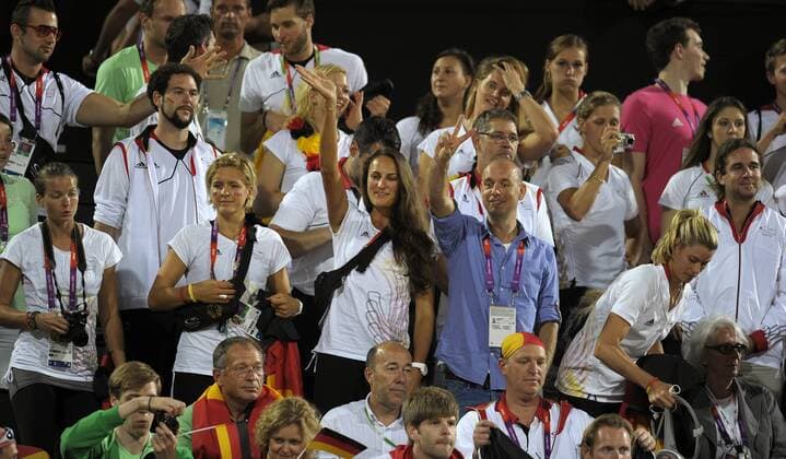 09.08.2012, Olympische Sommerspiele 2012 in London, Beachvolleyball Finale Herren, Unter den Zuschauern, die Beachvolleyballerinnen Sara Goller (re, GER) und Laura Ludwig (2.v.li, GER)