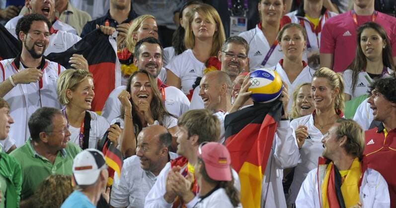 09.08.2012, Olympische Sommerspiele 2012 in London, Beachvolleyball Finale Herren, Unter den Zuschauern, die Beachvolleyballerinnen Sara Goller (re, GER) und Laura Ludwig (li, GER)