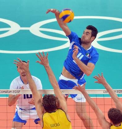 (120810) -- LONDON, Aug. 10, 2012 (Xinhua) -- Cristian Savani of Italy (top) smashes the ball during the men s volleyball semifinal match between Brazil and Italy at London 2012 Olympic Games, London, Britain, Aug. 10, 2012. Brazil won the match 3-0. (Xinhua Fan Jun) (OLY2012)BRITAIN-LONDON-VOLLEYBALL-BRAZIL VS ITALY 