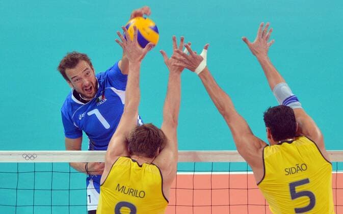 (120810) -- LONDON, Aug. 10, 2012 (Xinhua) -- Michal Lasko of Italy (L) smashes the ball during the men s volleyball semifinal match between Brazil and Italy at London 2012 Olympic Games, London, Britain, Aug. 10, 2012. Brazil won the match 3-0. (Xinhua Fan Jun) (OLY2012)BRITAIN-LONDON-VOLLEYBALL-BRAZIL VS ITALY 